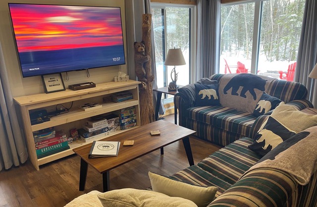 Brand new cabin at Balsam Harbour near Grand Beach w/ hot tub & woodstove