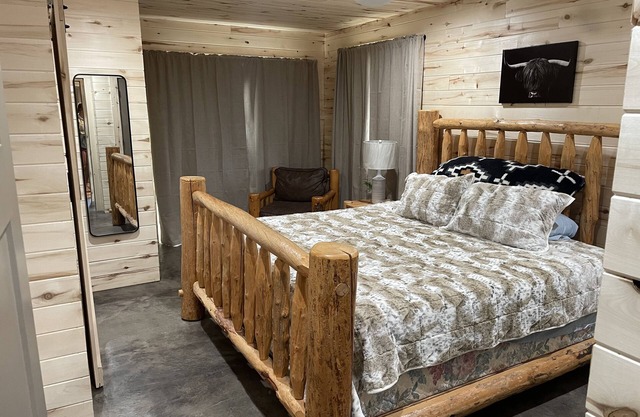 Brand new Cabin! Hot tub, fire pit, large porch, space for families, views.