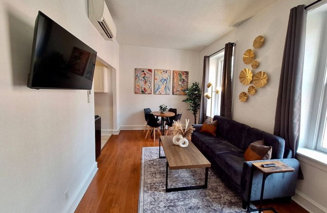 Brand New Center City 1/1 | King Bed | Fast WiFi