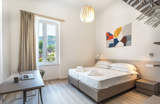 Brand new Central Sorrento 2 BR 2 BT Flat AC Wifi Parking Balcony