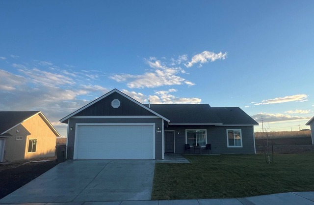 Brand new charming 3-bedroom house with AC and WiFi in wonderful Umatilla