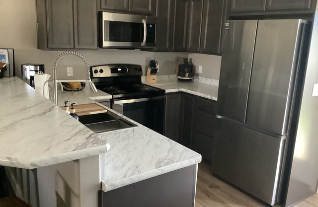 BRAND NEW Charming 2-bedroom condo in fabulous Great Falls with AC, WiFi