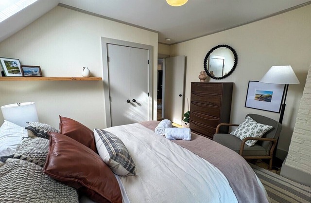 Brand NEW Charming 2-bedroom apartment with WiFi, AC on Main Street Stockbridge