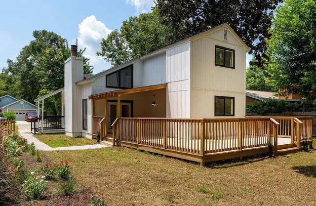 Brand New Classy Modern Home Rests on Beautiful Park and Lake