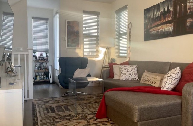 Brand new condo 5 mins from downtown!