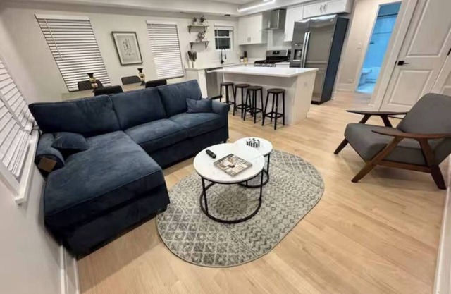 BRAND NEW constructed duplex in the heart of Brookfield (Brookfield, IL)