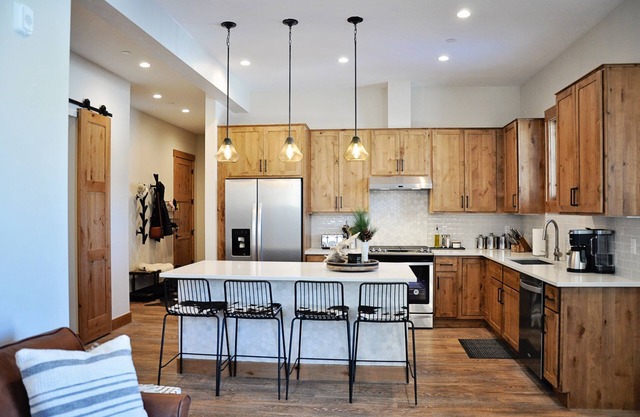 BRAND NEW Contemporary 2 BR near Winter Park Ski Resort on Shuttle w/priv hottub