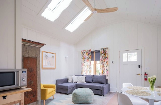 Brand New Cottage Near Burlington Park & Beaches