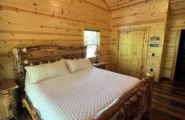 Brand new Cozy 2-bedroom cabin in Murphy, NC!!