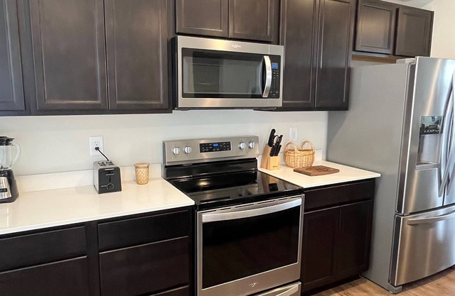 Brand new cozy 4-bedroom condo w/ WiFi, AC and pond view in charming Zionsville