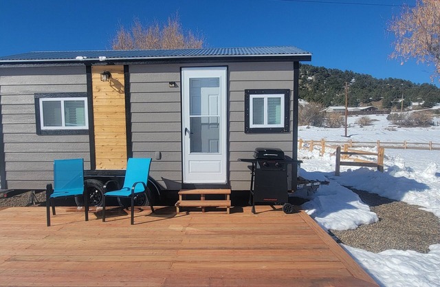 Brand new Cozy cabin/tiny home. Very cute, clean w/ Senic views. Private & quiet