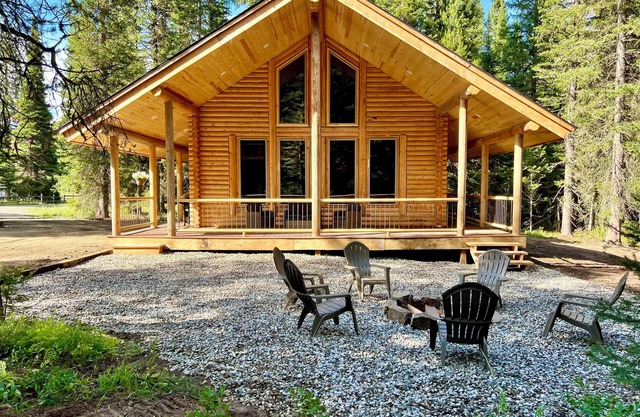 Brand New, Cozy and Rustic Log Cabin~7 miles from West YNP Entrance!