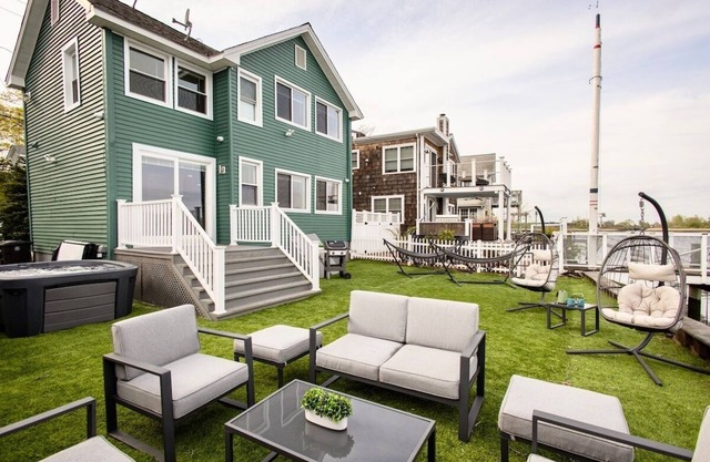 Brand new cozy waterfront house w jacuzzi