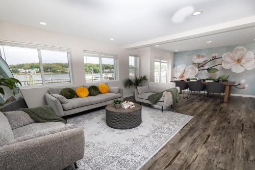 Brand new cozy waterfront house w jacuzzi