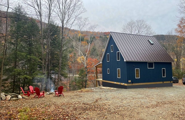 Brand New Creekside Cabin in Killington