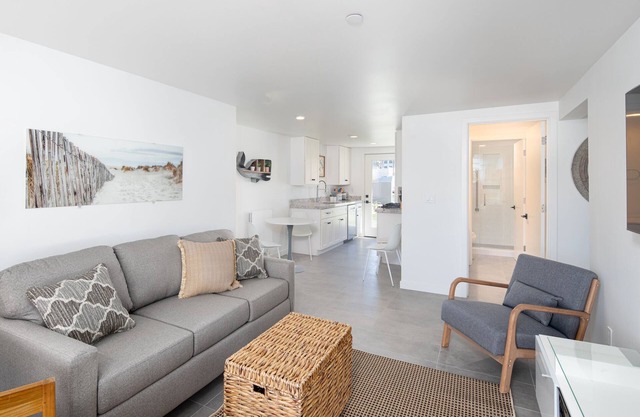 Brand new downstairs unit with downtown location