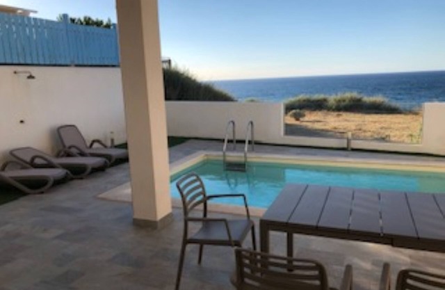 VILLA TRAMONTO Ground floor apartment with frontal sea view 20m from the sea