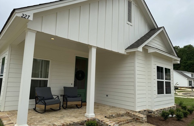 Brand New Gameday Getaway! Less than 3 miles from Campus.