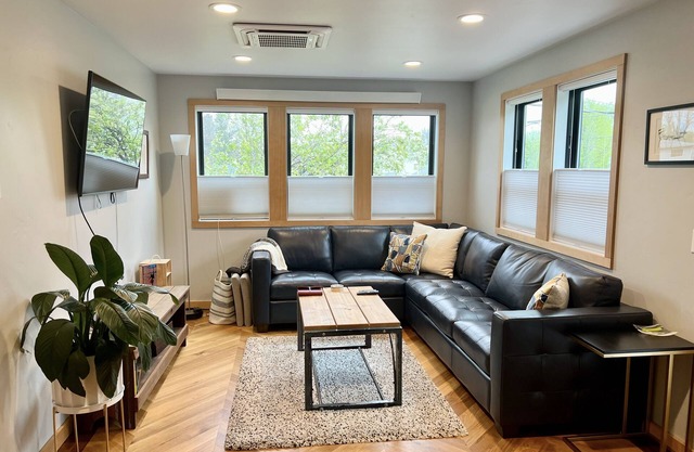 Brand-New Gorgeous King Suite! Extremely quiet and comfortable