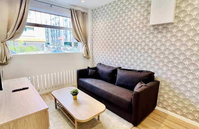 Apartment-Komfort-Ensuite Dusche-Strassenblick