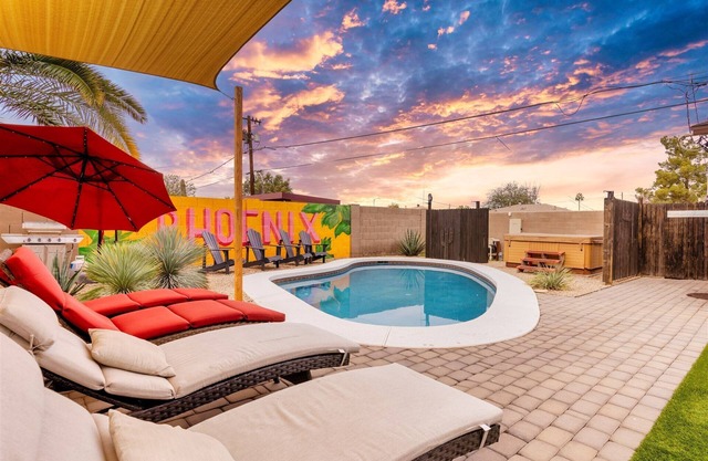 BRAND NEW ✴ HEATED POOL ✴ HOT TUB ✴ OUTDOOR GAMES ✴ CLOSE TO DINING & AIRPORT