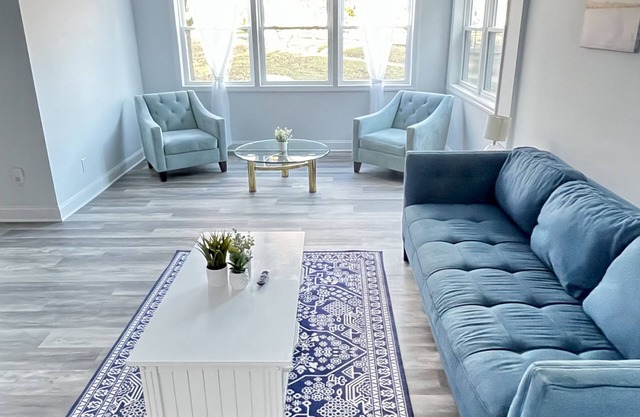 Brand new home by ferry, beach, shops, and trails
