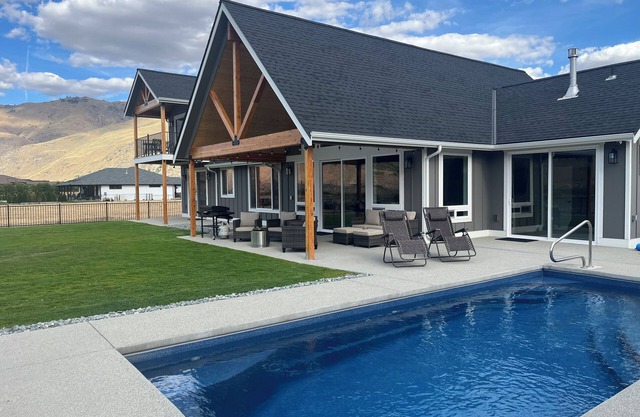 Brand new home on Columbia river, private pool+hot tub, minutes from Chelan