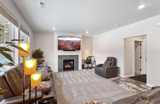 Brand New Home w/Hot Tub, Arcade, Games!