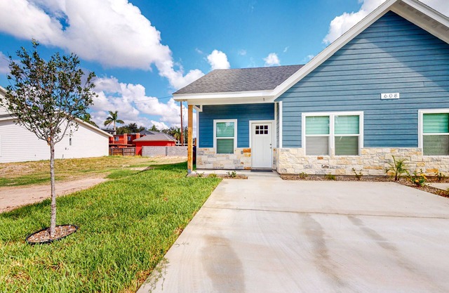 Brand-new house with enclosed yard, central AC, & high-end appliances