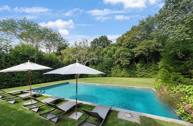 Nagelneu im Herzen von East Hampton Village mit Pool