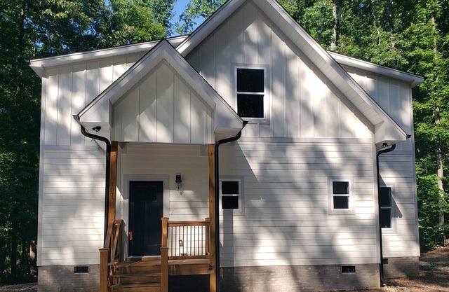 Brand new Lakefront home with dock on Lake Hartwell