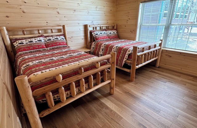 BRAND-NEW LAKEFRONT LODGEnBlack Bear Lodges - The Bear's Lair Lodge