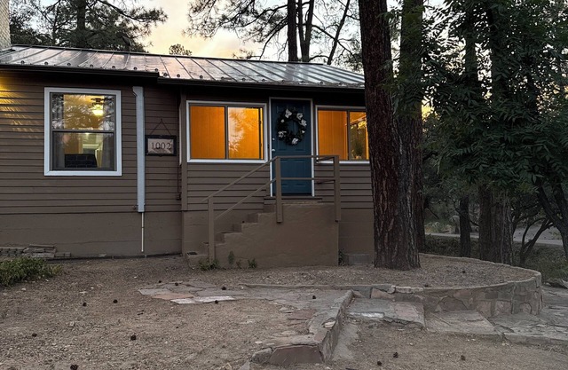 Brand new listing. New remodel, Prescott 2 BR cottage in woods, 2 mi to DT, AC