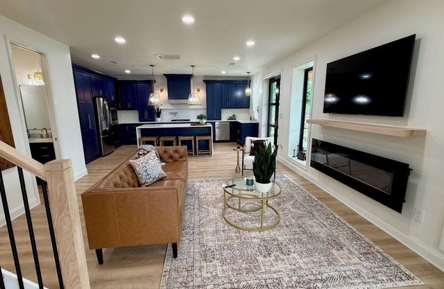 Brand new luxurious 3-bedroom home w/huge dock in Captain Ron's cove
