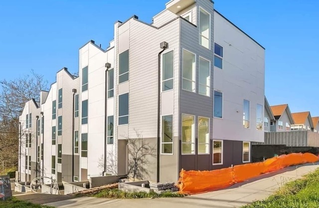 Brand New Luxurious TownHouse, Rooftop,Suites,BBQ