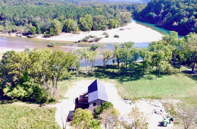 BRAND NEW Luxury and Privacy 4 bedroom 3 bathroom Cabin on Current River