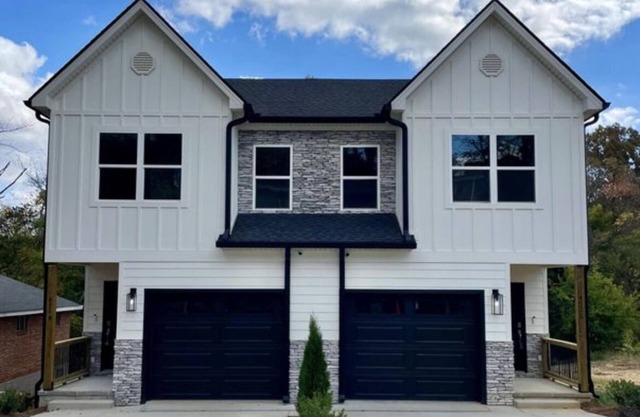 Brand New Luxury Modern Home Downtown. Pet Friendly, Fenced Yard Fire Pit