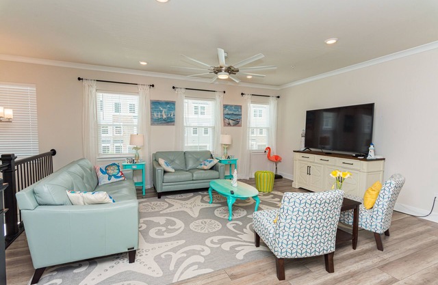 BRAND NEW luxury townhome 5BR, 4.5 BA, roof top deck, 1.8 miles from the beach
