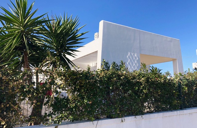 Nagelneues, modern-mediterranes Ferienhaus am Meer mit Dachterrasse u. Meerblick