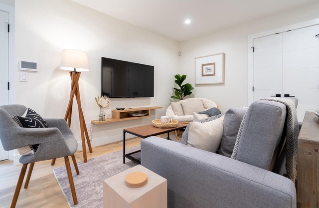 Brand New Modern Suite - Minutes away from Downtown Vancouver