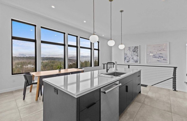BRAND NEW! Modern Design w/Mountain Views&Fire Pit
