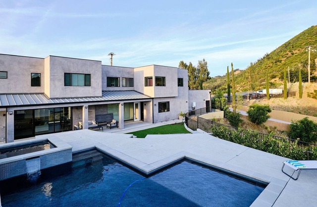 Brand New Modern Home 7 minutes from the beach!