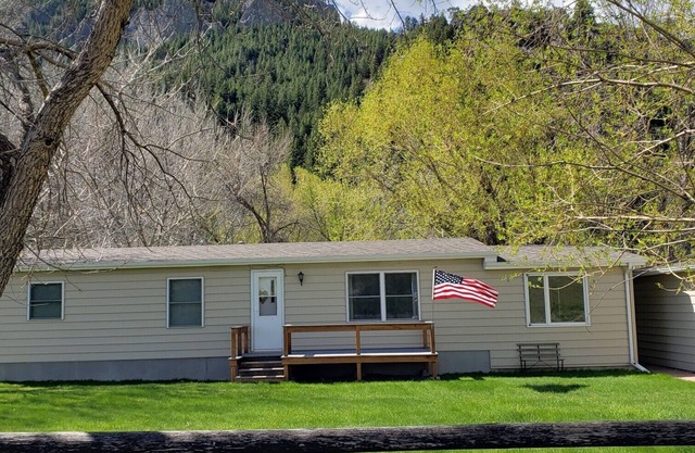 Brand new-newly renovated cabin on 1/2 acre lot right on the Missouri River!