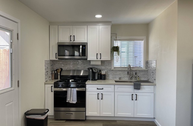 Brand New Private Apartment Near Beach/Restaurants