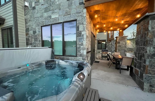Brand New! Private hot tub, bunk room and walkable to restaurants/shops