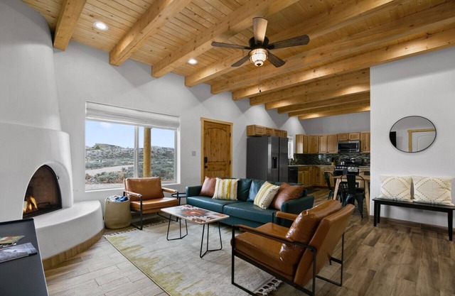 Brand New Ranchos Mountain/Gorge Getaway with Hot Tub