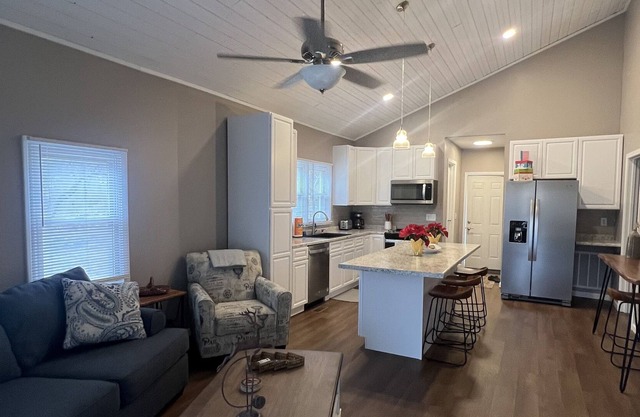 Brand-new remodel. Cutest little farmhouse in Bristol!