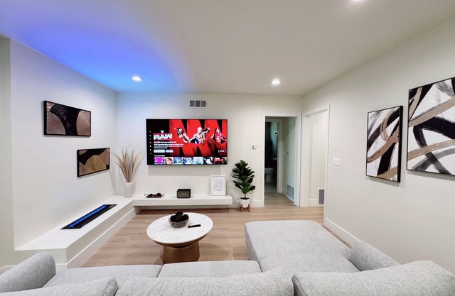 Brand New San Dimas Retreat, minutes to Trails/Raging Waters