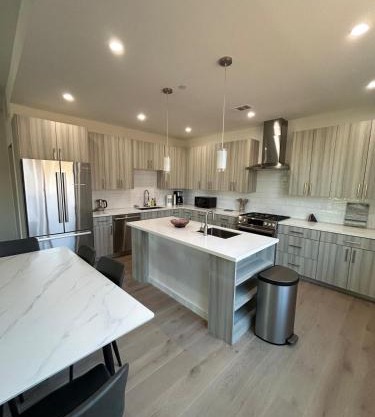 Brand New Spacious Tonwhome 3br 3ba sleeps 9