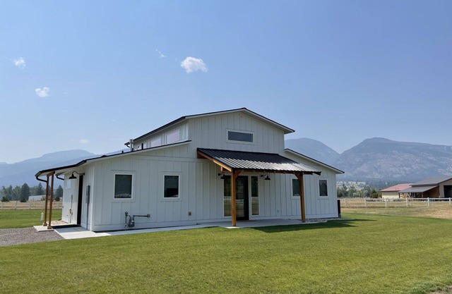 Brand New Spectacular 2BR house with view of Bitterroot Mountains.